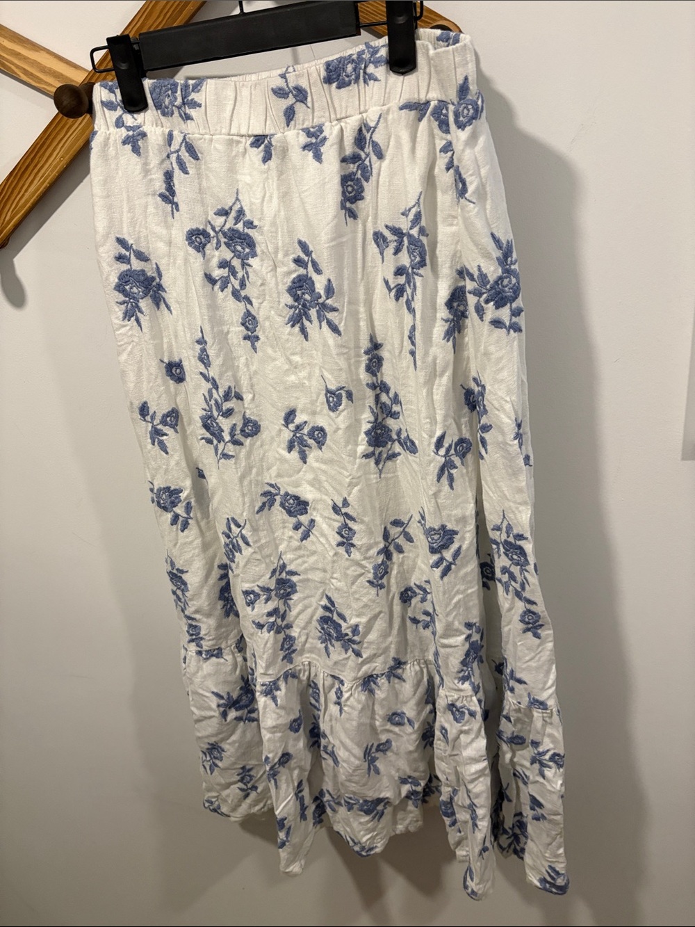 Abercrombie & Fitch Resort embroidered white and blue floral skirt (M Tall)